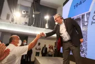 Un puñito desde el escenario: el saludo de Alberto a Manzur en el Día de la Lealtad