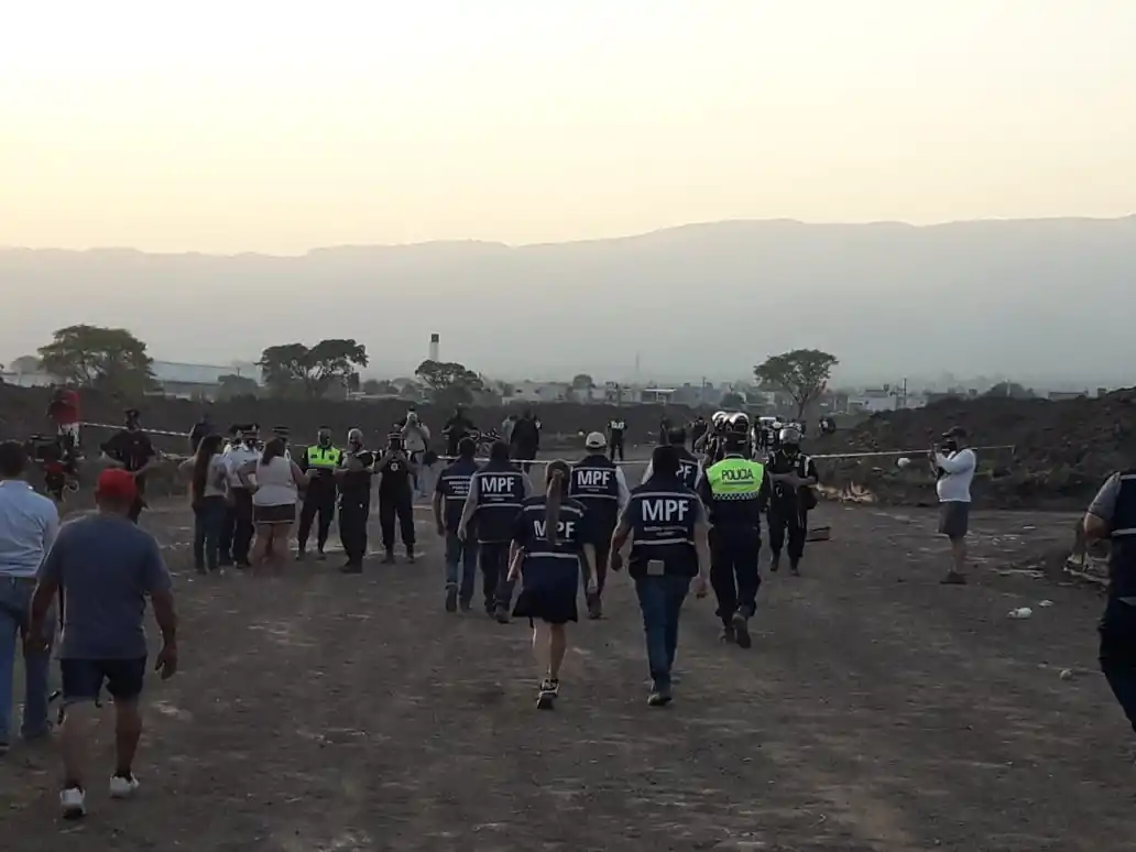 INVESTIGACIÓN. Inspeccionan el lugar del hecho. FOTO SANTIAGO RE.