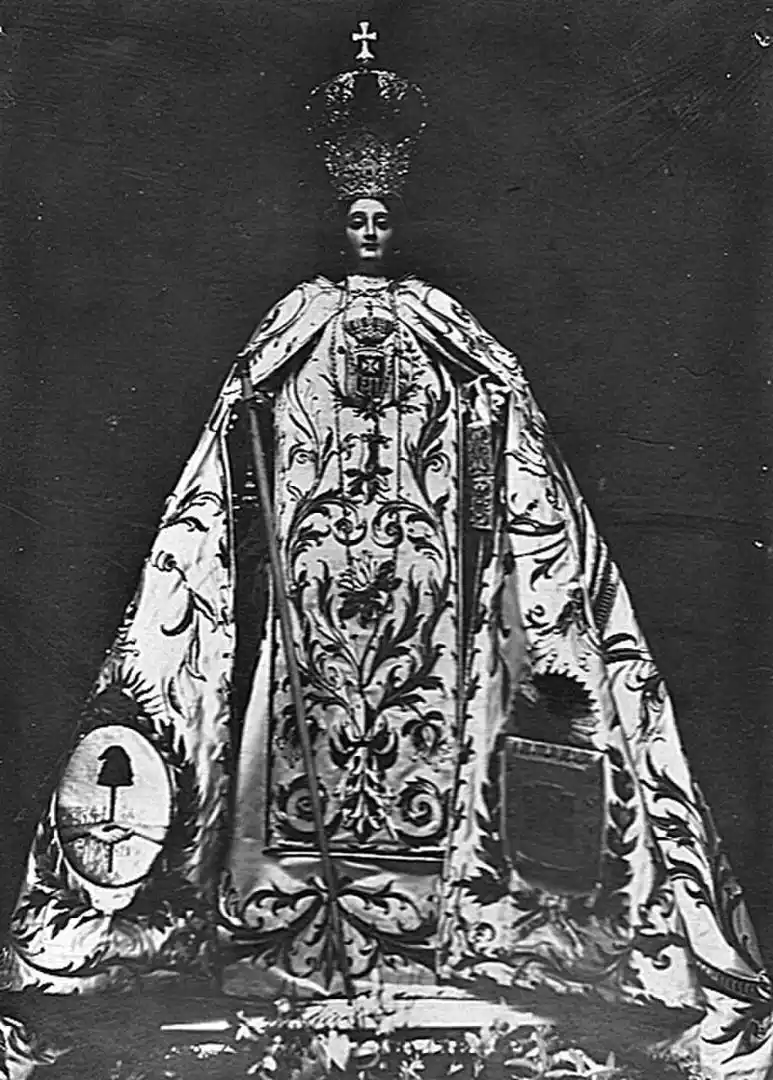 CORONA Y ORNAMENTOS. Honores en los actos por el centenario de la batalla de Tucumán.