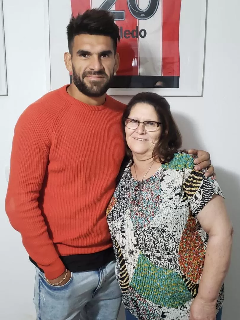 IMOS Y GUISOS. Javier Toledo extraña los abrazos y los guisos de María Rosa Peralta (57). Ella vive en Córdoba y fue empleada doméstica.