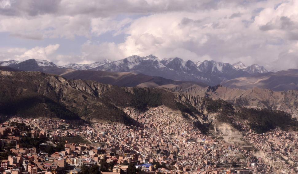 UNA VISTA PRIVILEGIADA. Desde la altura de La Paz se puede mirar en forma panorámica la inmensidad del cordón montañoso Intillimani, que significa águila dorada en lengua quechua-aymara.