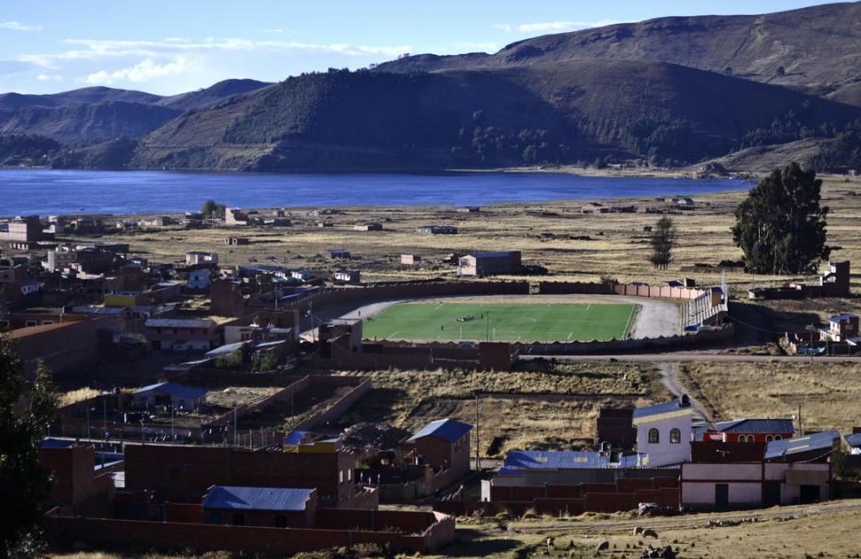 EL PICADITO ESPERA. Junto al azul profundo del cielo y del lago podemos encontrar verdes campos de fútbol. 