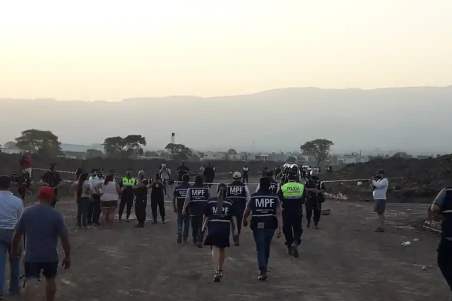 INVESTIGACIÓN. Inspeccionan el lugar del hecho. FOTO SANTIAGO RE.