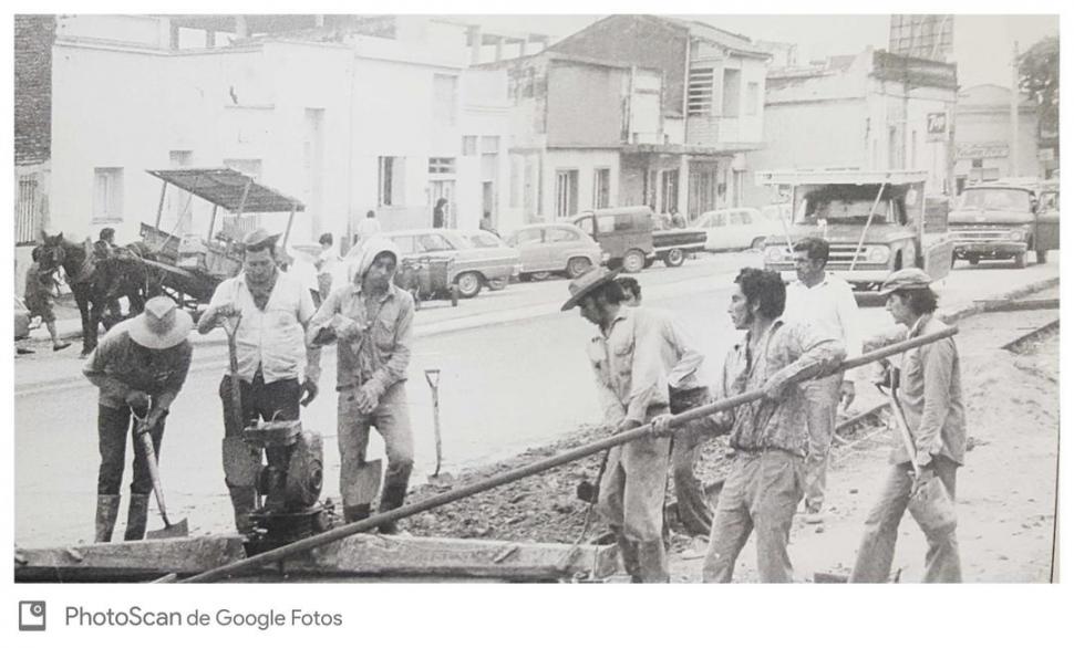EN 1974. Obras de ensanche de la avenida y construccion de platabanda. 