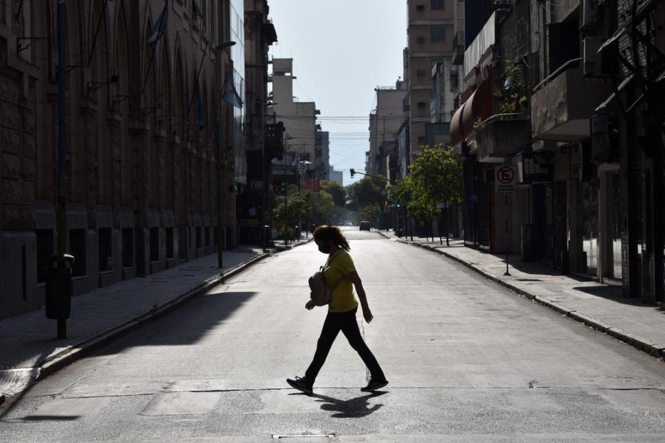 SOLITARIA. Pocos se animaron a salir a las calles, que se mostraron vacías.  