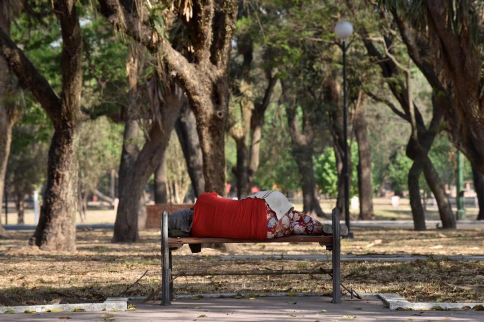 SOPOR. Una mujer se rinde ante el calor y decide tomarse una siesta.