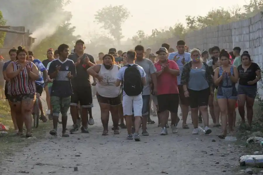 RECLAMO. Indignados, los vecinos de barrio Congreso cortaron la avenida América. Hubo disturbios con la Policía. LA GACETA / FOTOS DE ANTONIO FERRONI