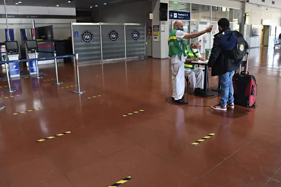 AEROPUERTO. Los pasajeros deberán respetar el protocolo.