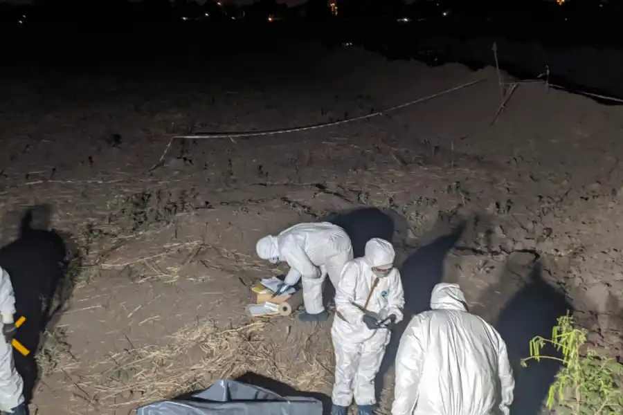 EN EL LUGAR DEL HECHO. Peritos trabajan en el lugar donde fue hallada la niña. Foto: MPF