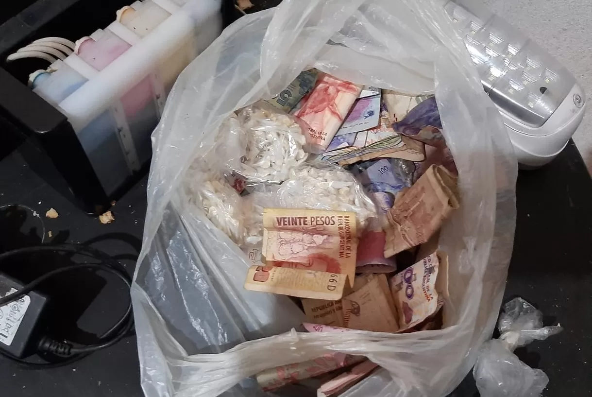 DINERO Y DROGA. La Policía secuestro una bolsa con billetes, además de cocaína en bochitas. foto: Ministerio de Seguridad