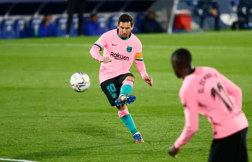 HABILIDAD. Messi perfila su pierna izquierda, con la que mejor juega, para dominar la pelota. 