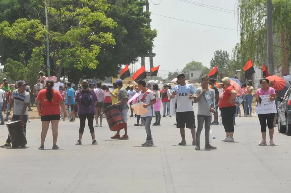 PIQUETE. Vecinos y allegados a la familia Riquel protestaron cortando la esquina de América y Ramírez de Velazco.  