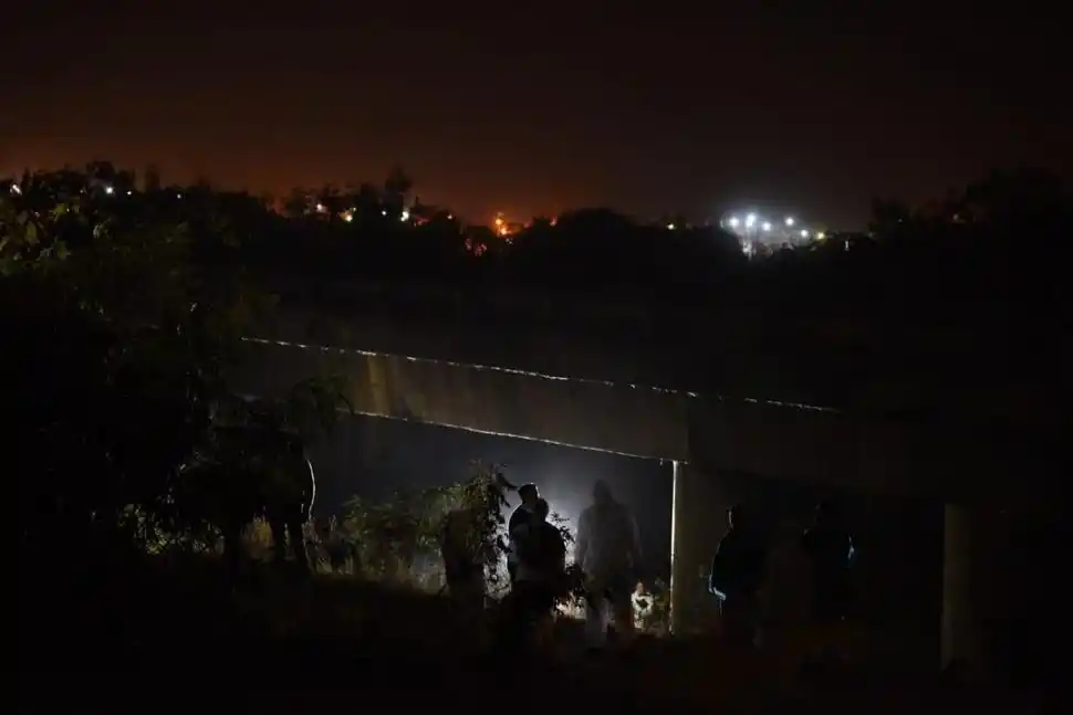 AMARGO RECUERDO. Los peritos en el lugar donde fue hallado Benjamín.