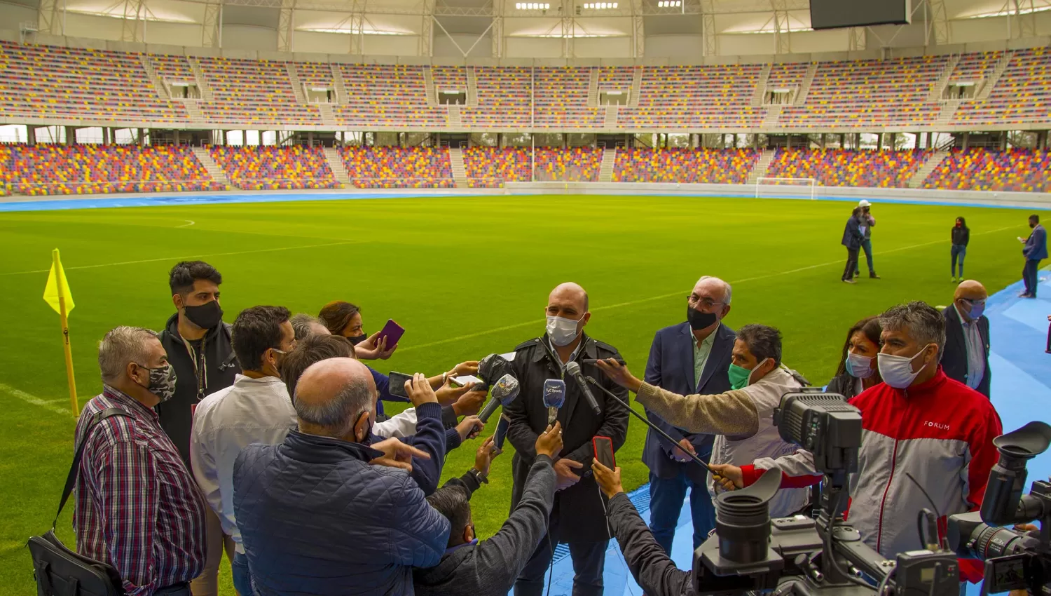 SATISFECHOS. Una delegación de la Conmebol realizó una visita técnica al estadio Único Madre de Ciudades, de Santiago del Estero, y elogiaron las instalaciones.
