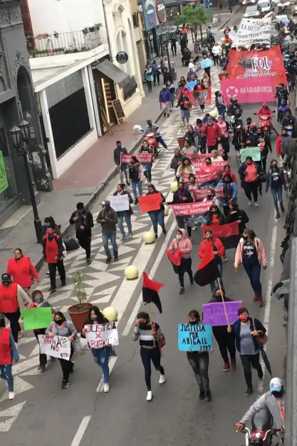 PROTESTA. Una importante movilización recorre las calles del centro de San Miguel de Tucumán, en reclamo por Justicia por Abigail Riquel, la niña de 9 años asesinada el domingo, tras haber sido abusada.