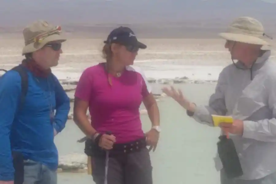 EXPERTOS. Farías conversa con Visscher (derecha) y Pascal, en el salar. 