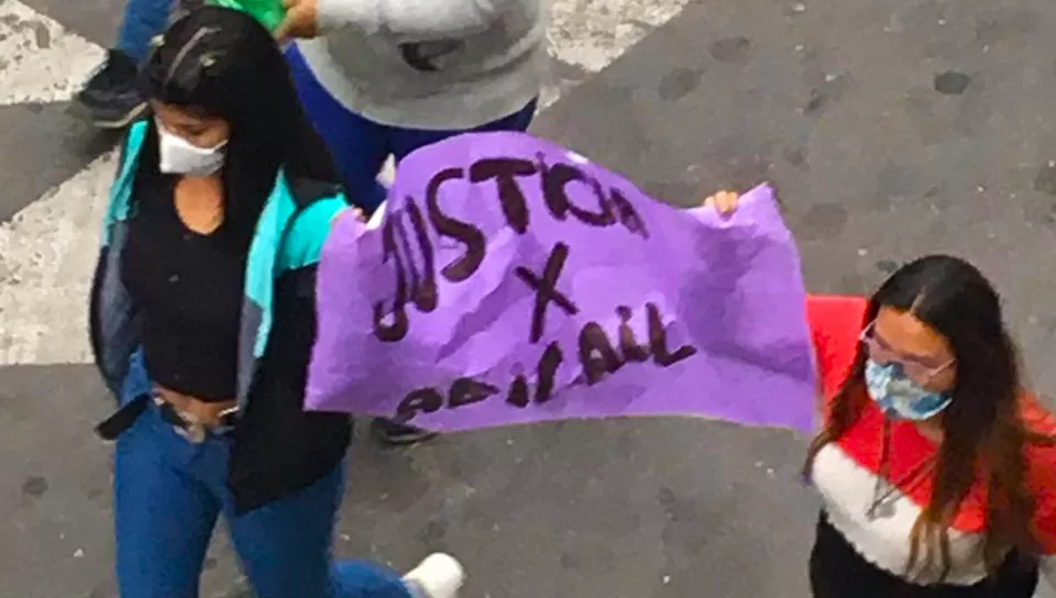 PROTESTA. Una importante movilización recorre las calles del centro de San Miguel de Tucumán, en reclamo por Justicia por Abigail Riquel, la niña de 9 años asesinada el domingo, tras haber sido abusada..