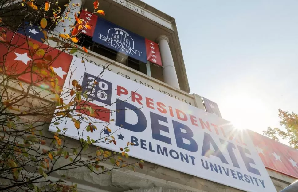 FINAL. Carteles anuncian el último debate, en la Universidad de Belmont.  Reuters