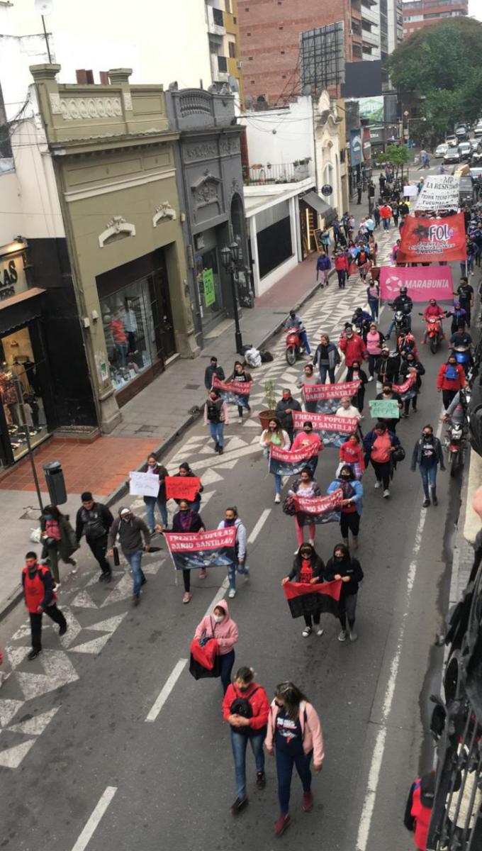 PROTESTA. Una importante movilización recorre las calles del centro de San Miguel de Tucumán, en reclamo por Justicia por Abigail Riquel, la niña de 9 años asesinada el domingo, tras haber sido abusada.