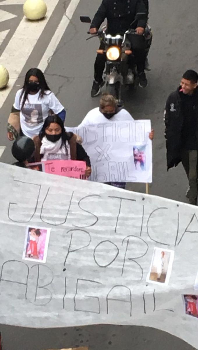 PROTESTA. Una importante movilización recorre las calles del centro de San Miguel de Tucumán, en reclamo por Justicia por Abigail Riquel, la niña de 9 años asesinada el domingo, tras haber sido abusada.