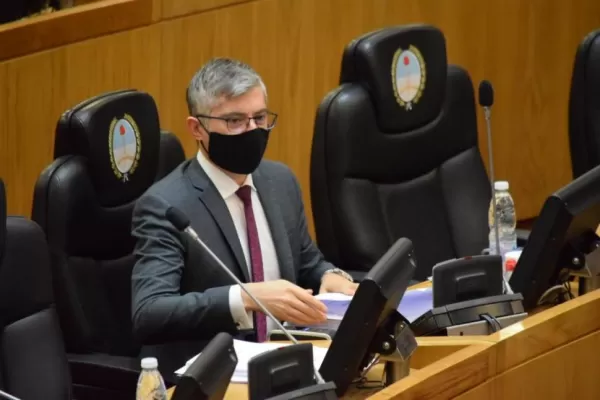 Manzur no se cansa de agradecer al personal sanitario, pero sus decisiones políticas contradicen sus gestos