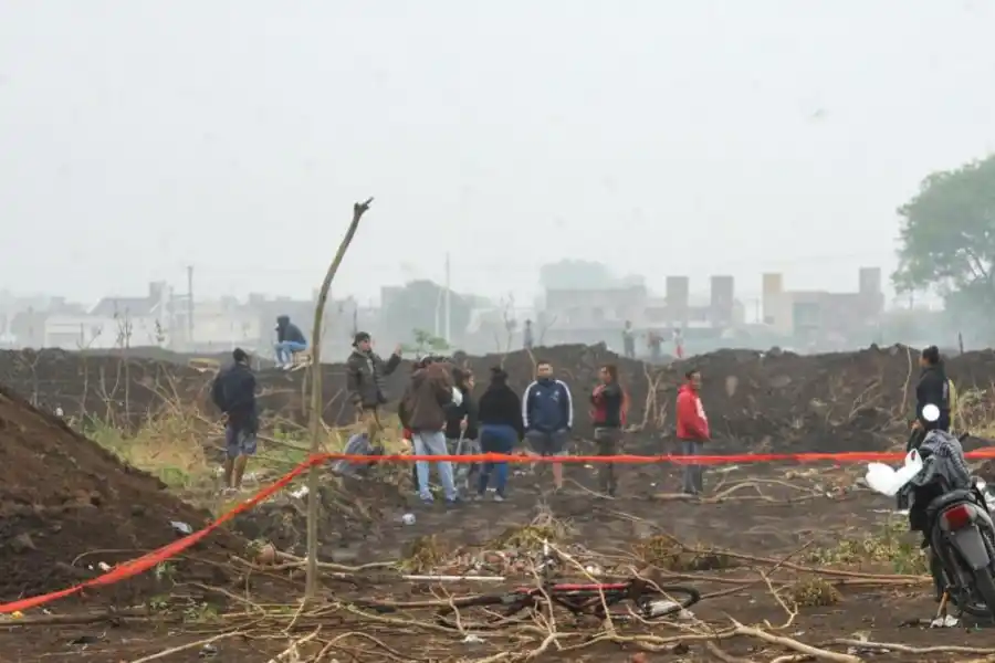 TERRENO USURPADO. El predio donde apareció el cuerpo de la niña fue tomado por ocupas. Ayer se esperaba reacción de la Justicia al respecto. 