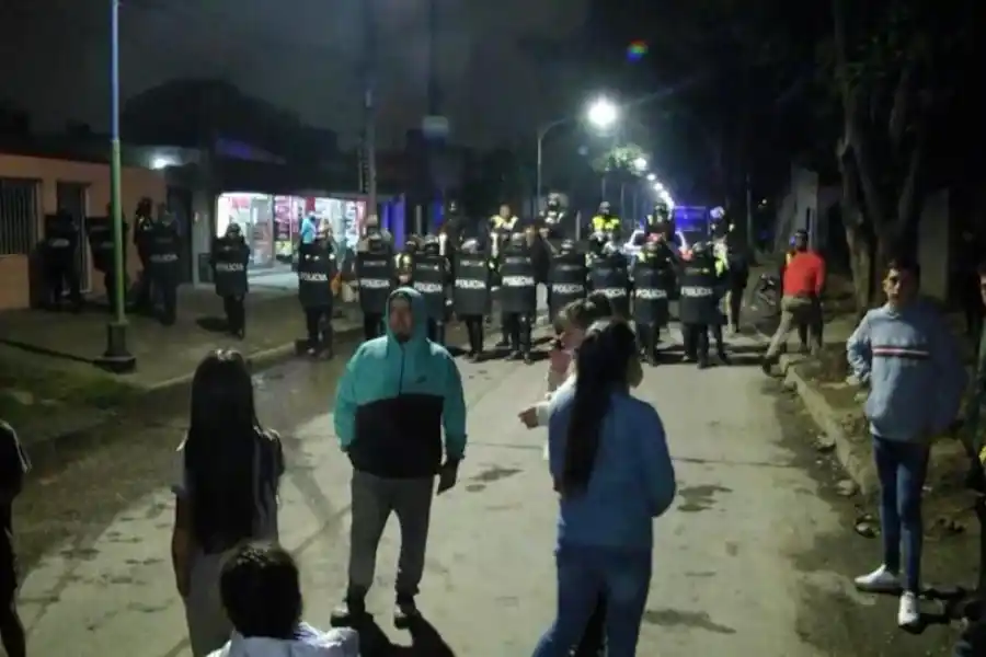 PRESENCIA POLICIAL En distintos puntos de la ciudad se pudo observar una fuerte cantidad de efectivos que fueron apostados para evitar que se registren nuevos incidentes.