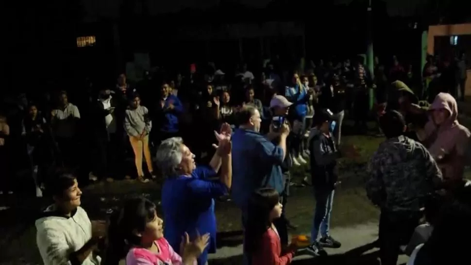 POLÉMICA. Con aplausos y videos, vecinos se reunieron a festejar frente a la morgue el deceso del presunto asesino. 