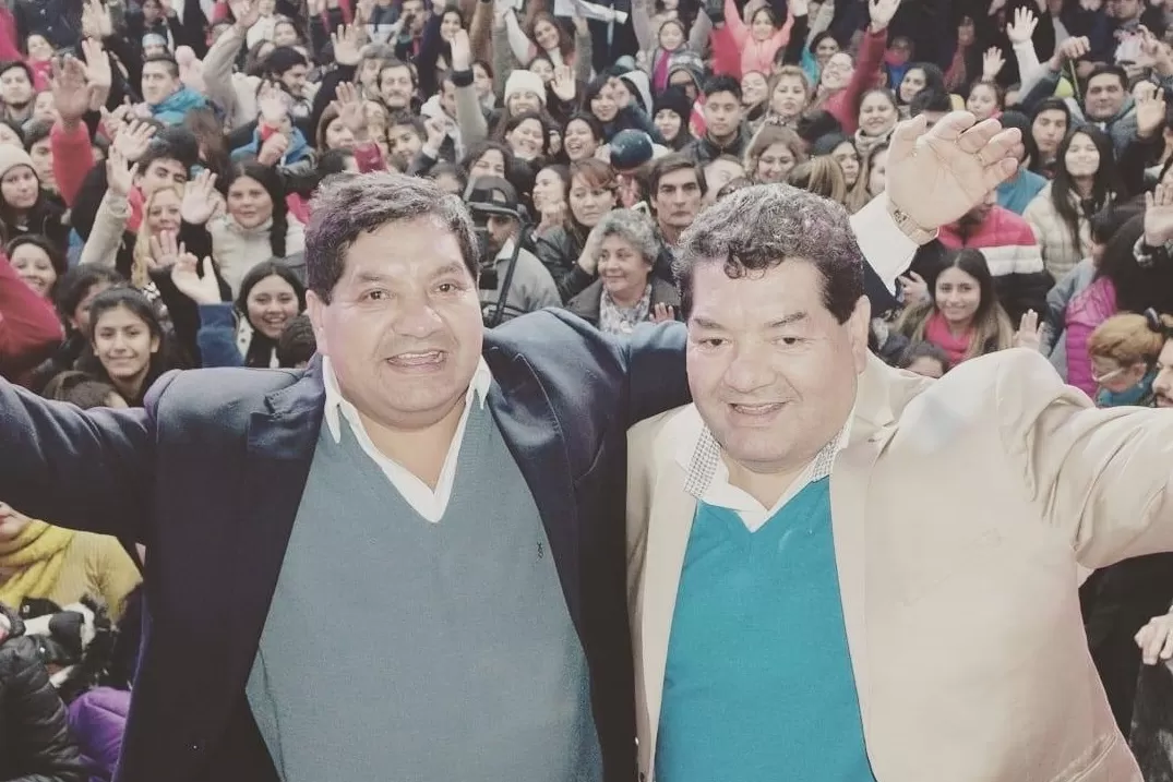 ANTES DE LA PANDEMIA. José Orellana (saco oscuro) y Enrique Orellana (saco claro) en un acto político en 2018. Foto Facebook Mellizos Orellana.