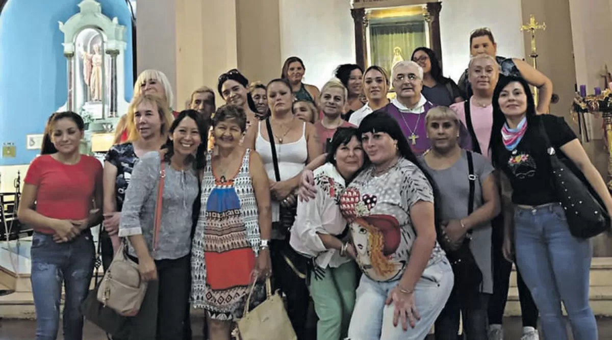 EL GRUPO DE LA MERCED. El arzobispo Carlos Sánchez (centro) junto al grupo Sicar que incluye a personas trans y en situación de prostitución.  