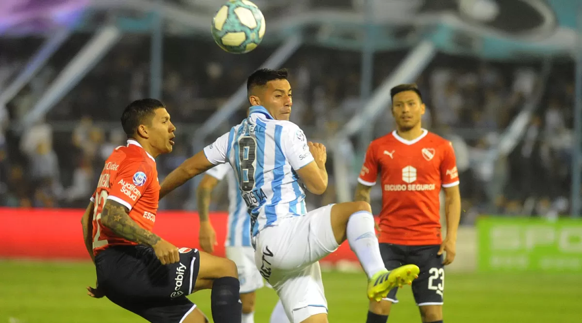 LA ÚLTIMA. Bebe Acosta intenta dominar la pelota en la caída de Atlético ante Independiente, en el Monumental, en septiembre de 2019.