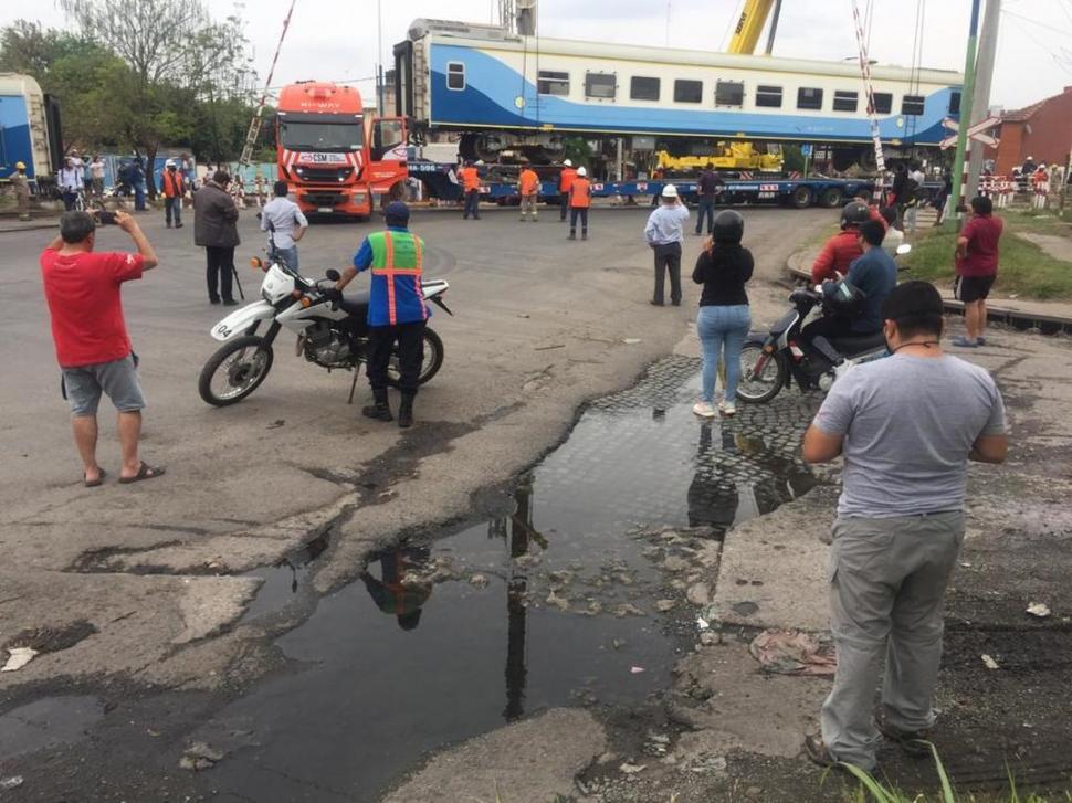 MUCHA GENTE. Los vecinos salieron de su casa para ver el operativo. 