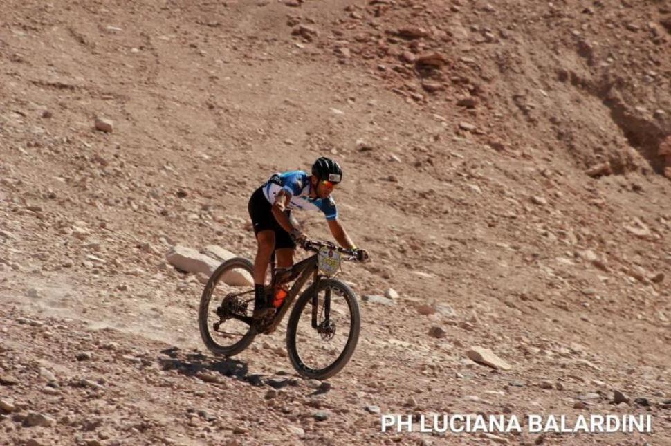 En bicicleta, pudo conquistar el desierto de Atacama