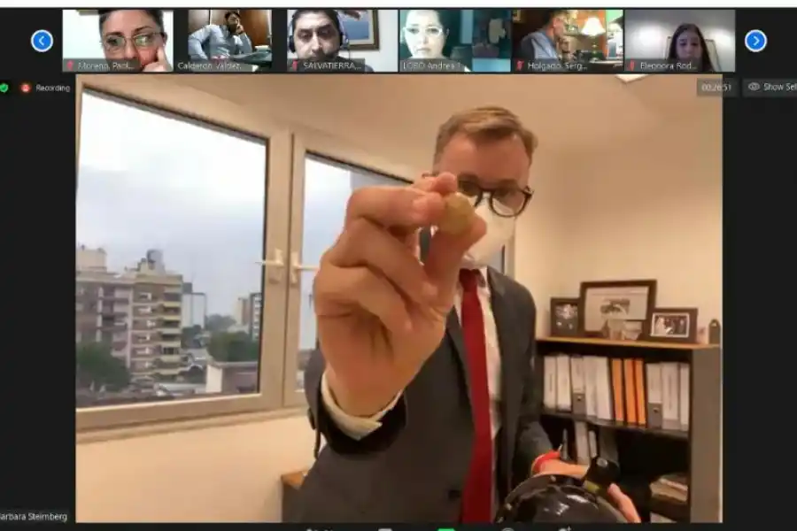 El secretario Fabricio Falcucci junto al bolillero