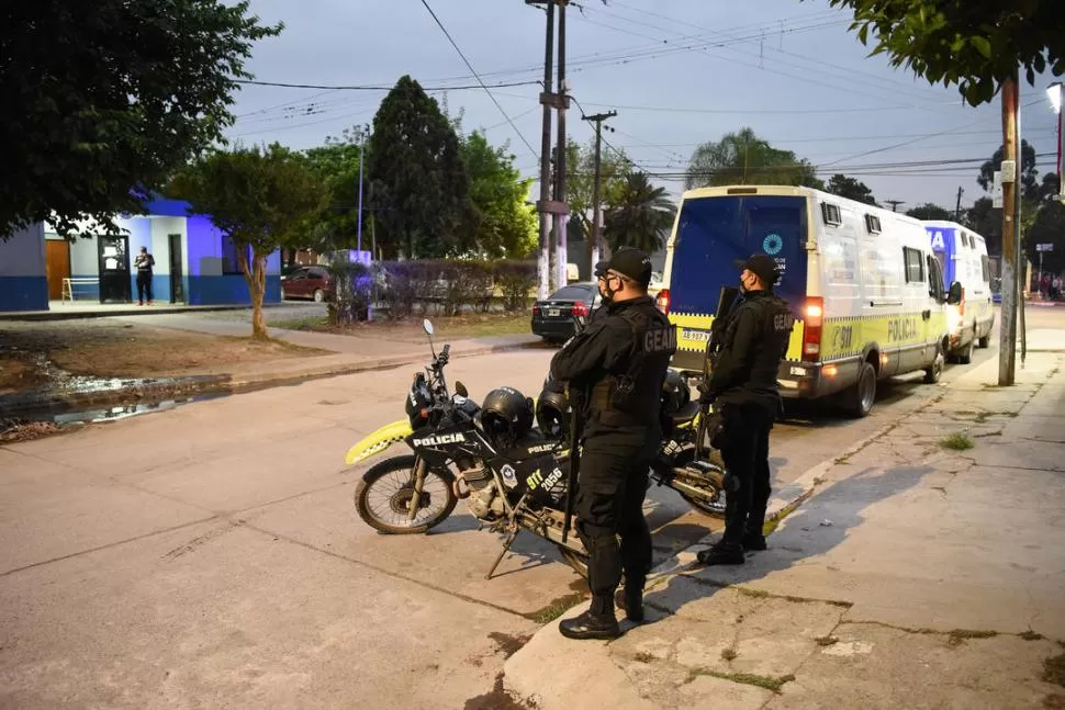 PROTECCIÓN. La Policía reforzó la seguridad en la comisaría de Lastenia. 