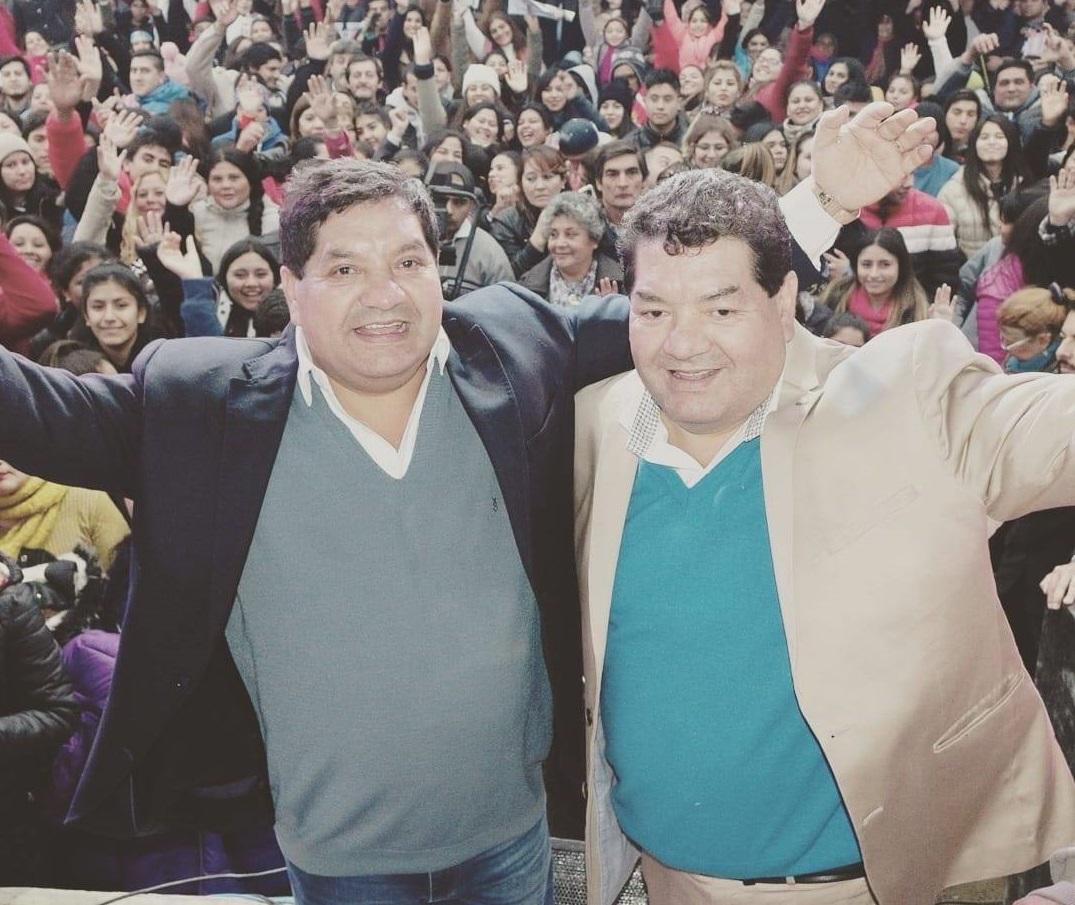 ANTES DE LA PANDEMIA. José Orellana (saco oscuro) y Enrique Orellana (saco claro) en un acto político en 2018. Foto Facebook 