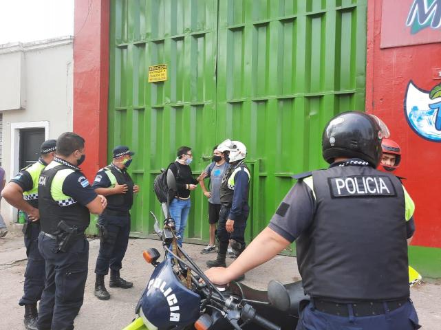 Llegó la Policía por una alerta de saqueos, pero estaban regalando bebidas  - LA GACETA Tucumán