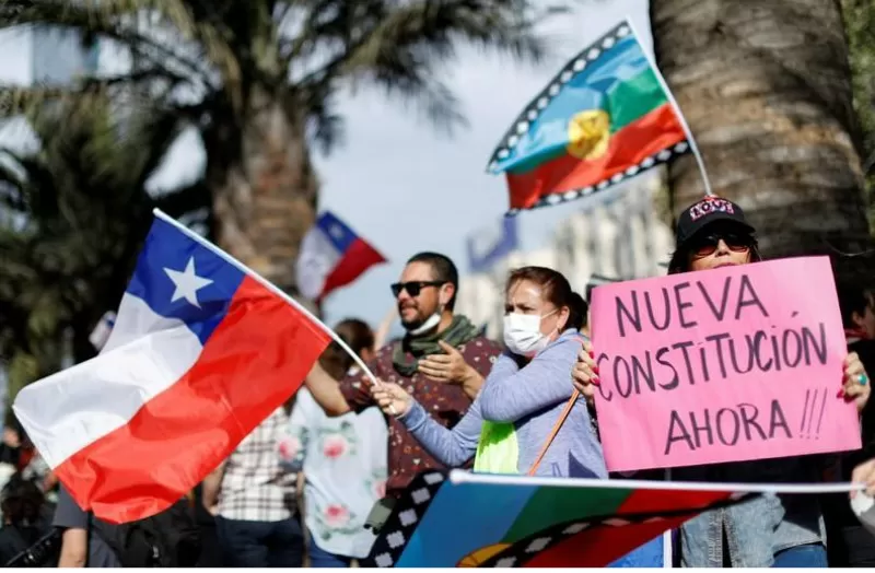 Los chilenos deciden en plebiscito si dejan atrás la Constitución de la era Pinochet