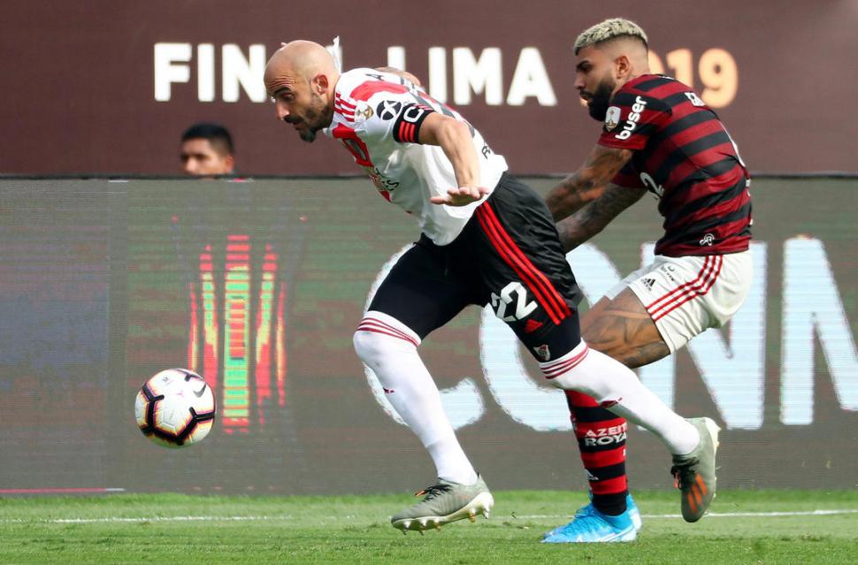 LA ÚLTIMA FINAL. Pinola marca a Gabigol. El nombre del brasileño inundó las redes sociales ya que todos recordaron sus goles a River. Flamengo se cruza con Racing.