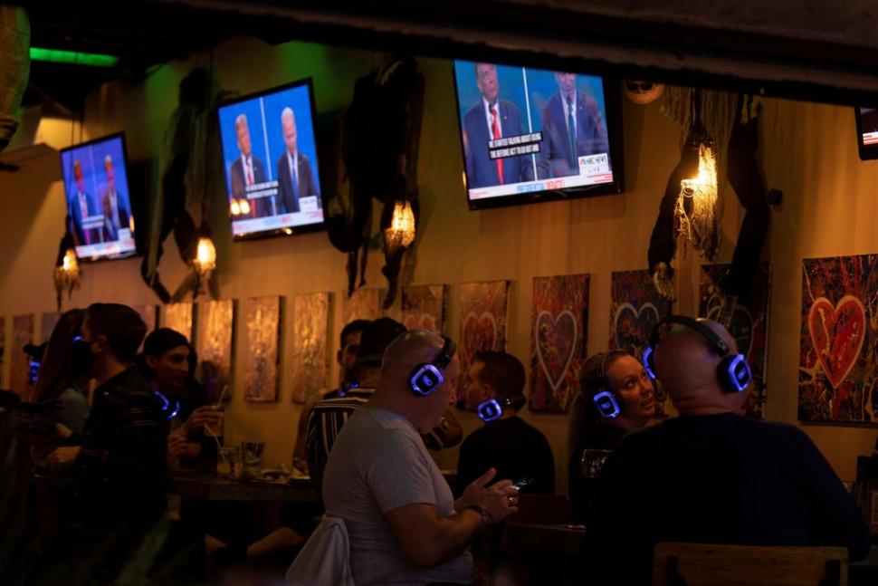 Trump versus Biden en una taberna de San Diego.