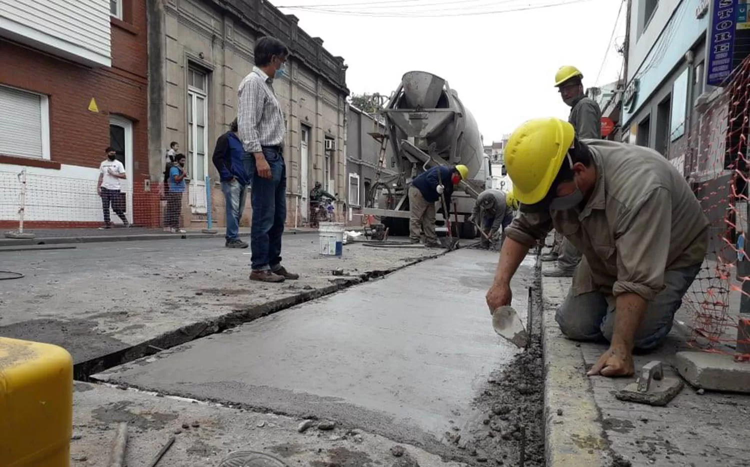 Mejoras en la capital: la Municipalidad realiza trabajos de hormigonado en Córdoba al 200