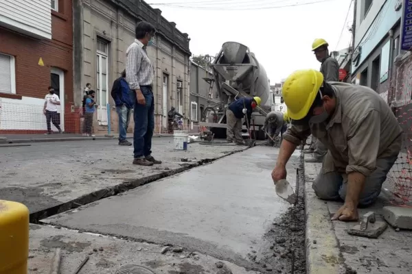Mejoras en la capital: la Municipalidad realiza trabajos de hormigonado en Córdoba al 200