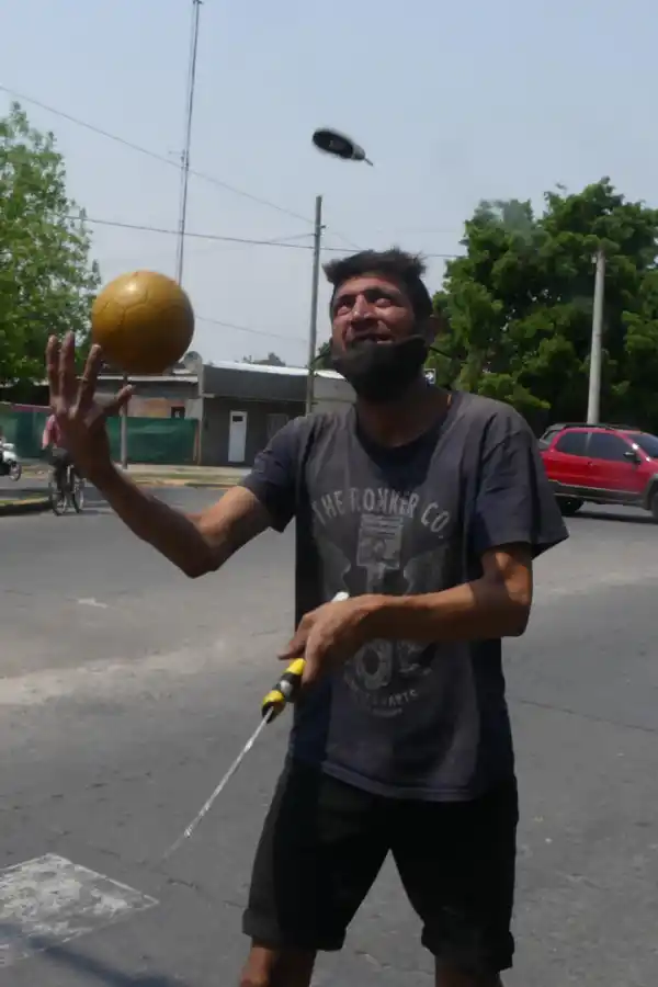 DESTREZAS. Con malabares cada vez más arriesgados buscan $10.