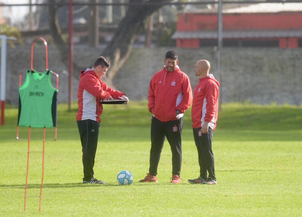  REARMARON EL PLAN. Sergio Gómez y Favio Orsi (arriba, derecha) decidieron seguir en el club para buscar el ascenso. Trabajan a full en su idea de tener un equipo competitivo.