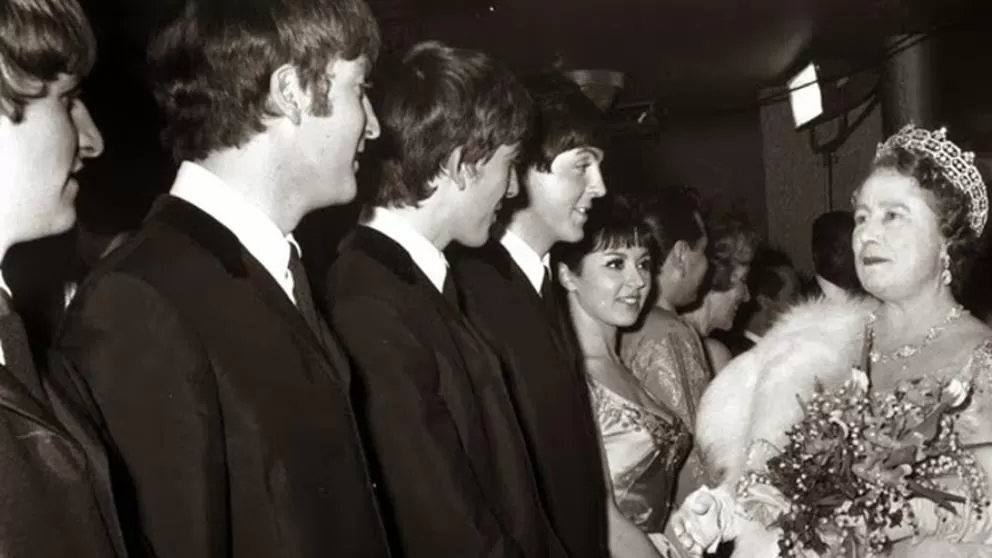 Los Beatles: hace 55 años la reina Isabel los condecoró