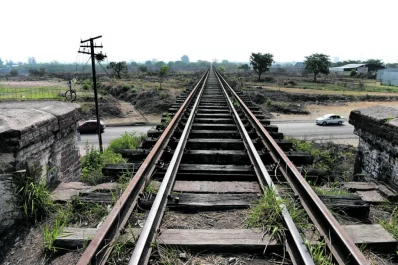 Por falta de mantenimiento del puente ferroviario, el tren ya no llega a la estación Mitre