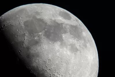 Estudios relevaron que la Luna contiene más agua de lo que se creía