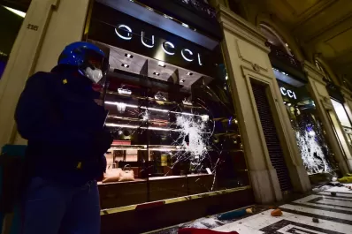 Miles de italianos volvieron a manifestarse contra las restricciones para contener el coronavirus