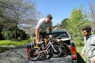 Cuatro amigos distribuyeron más de 200 bicicletas en comedores y merenderos