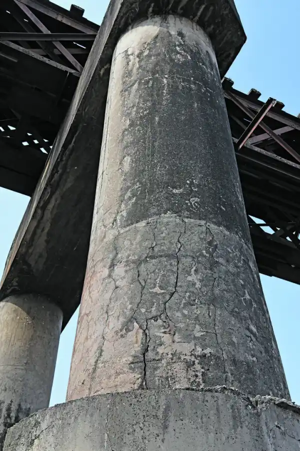 GRIETAS. Los pilares muestran deterioro por el paso del tiempo. 